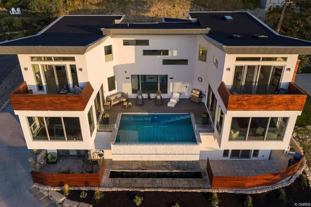 The Infinity Villa L Okanagan Valleys Newest & Hottest Summer Villa Kelowna Esterno foto