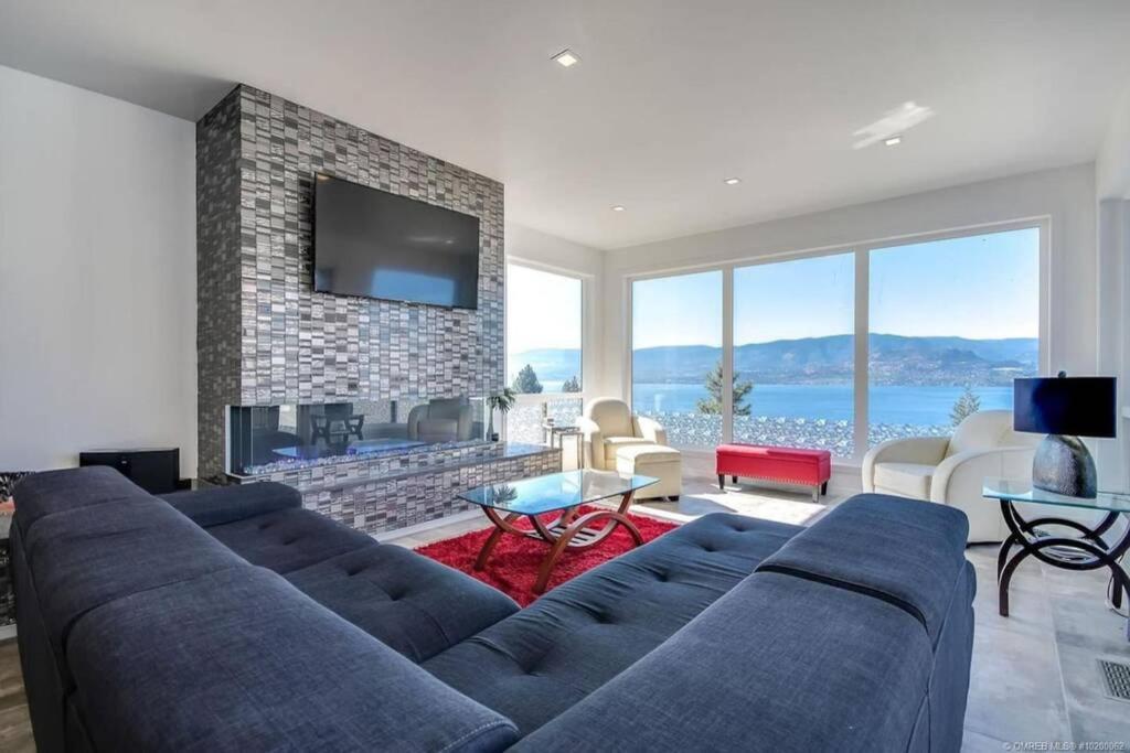 The Infinity Villa L Okanagan Valleys Newest & Hottest Summer Villa Kelowna Esterno foto