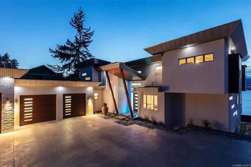 The Infinity Villa L Okanagan Valleys Newest & Hottest Summer Villa Kelowna Esterno foto