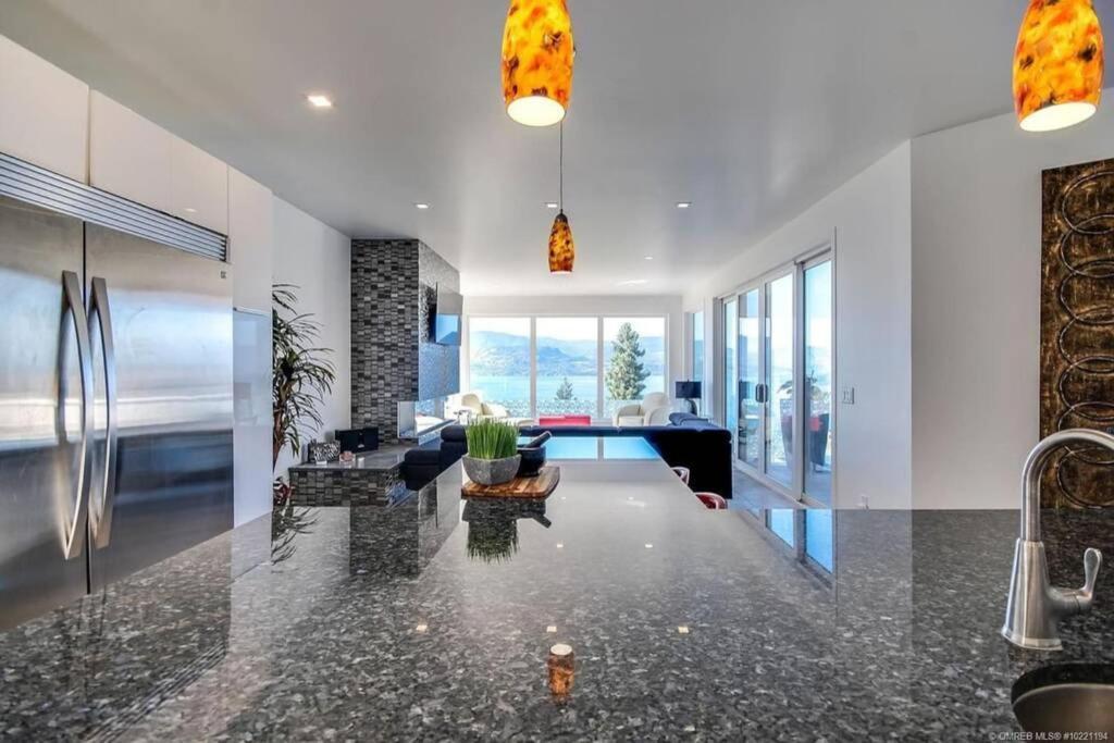 The Infinity Villa L Okanagan Valleys Newest & Hottest Summer Villa Kelowna Esterno foto